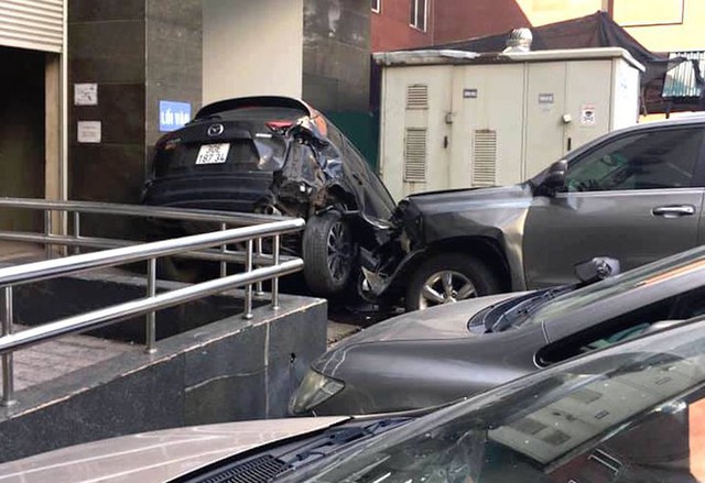 Lexus mất lái đâm hàng loạt ô tô ở Hà Nội - Ảnh 1.