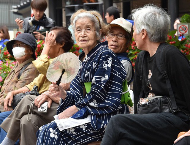 Câu chuyện về những tài xế lão niên của Nhật Bản: 70 tuổi vẫn trên từng cây số, cấm cũng dở mà để yên cũng không xong - Ảnh 3.