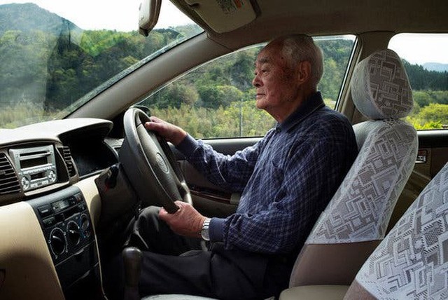 Câu chuyện về những tài xế lão niên của Nhật Bản: 70 tuổi vẫn trên từng cây số, cấm cũng dở mà để yên cũng không xong - Ảnh 6.