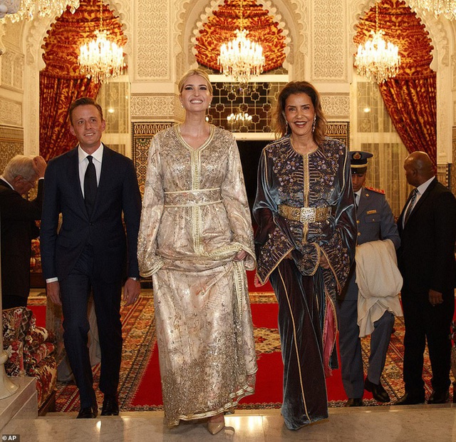 Dự tiệc tại cung điện hoàng gia, Ivanka Trump bị chê xuống sắc với vẻ ngoài kỳ lạ, nghi vấn mang thai lần 4 - Ảnh 3.