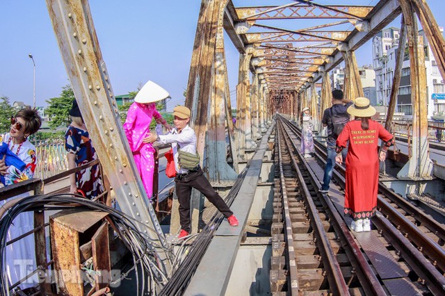 Đóng cửa phố đường tàu, khách Tây dạt ra cầu Long Biên - Ảnh 2.