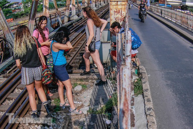 Đóng cửa phố đường tàu, khách Tây dạt ra cầu Long Biên - Ảnh 3.