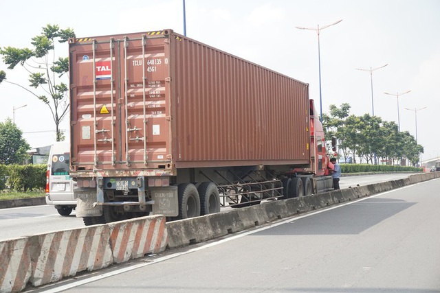 Xe container đậu hàng dài, bịt kín cửa ngõ phía Đông - Ảnh 3.