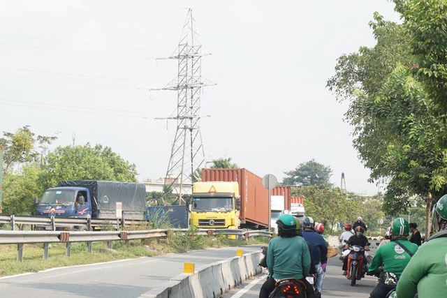 Xe container đậu hàng dài, bịt kín cửa ngõ phía Đông - Ảnh 7.