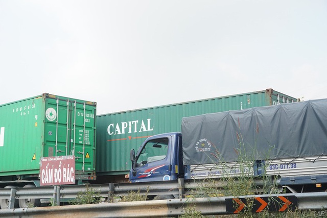 Xe container đậu hàng dài, bịt kín cửa ngõ phía Đông - Ảnh 9.