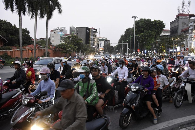 Rào chắn nửa đường, người dân căng mình di chuyển qua Kim Mã giờ tan tầm - Ảnh 10.