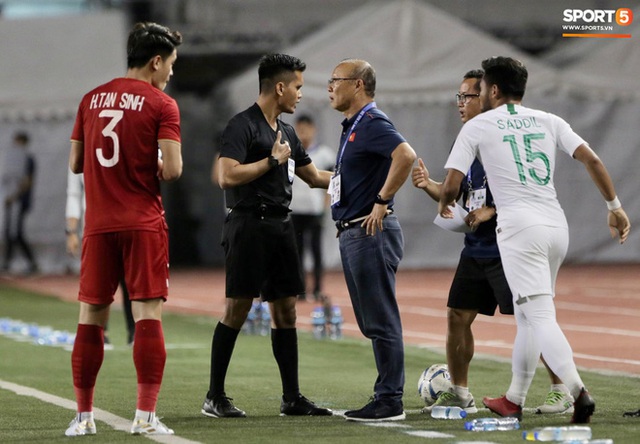 HLV Park Hang-seo và trợ lý phản ứng gay gắt với trọng tài sau tình huống U22 Việt Nam bị phạm lỗi đầy nguy hiểm - Ảnh 4.