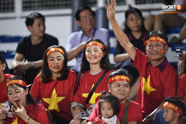  Nữ CĐV Việt Nam xinh đẹp, gương mặt giống người yêu Đoàn Văn Hậu đến sân cổ vũ U22 Việt Nam đấu U22 Indonesia  - Ảnh 5.