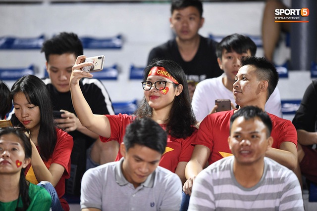  Nữ CĐV Việt Nam xinh đẹp, gương mặt giống người yêu Đoàn Văn Hậu đến sân cổ vũ U22 Việt Nam đấu U22 Indonesia  - Ảnh 7.