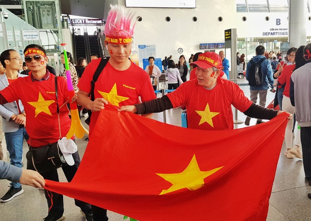  Hàng trăm cổ động viên nhuộm đỏ sân bay Nội Bài cổ vũ đội tuyển U22 Việt Nam - Ảnh 1.