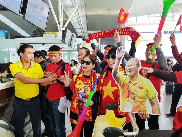  Hàng trăm cổ động viên nhuộm đỏ sân bay Nội Bài cổ vũ đội tuyển U22 Việt Nam - Ảnh 2.