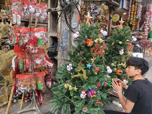 Cận Giáng sinh, cây thông Noel khổng lồ hét giá 120 triệu đồng - Ảnh 4.