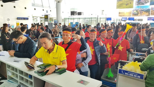  Hàng trăm cổ động viên nhuộm đỏ sân bay Nội Bài cổ vũ đội tuyển U22 Việt Nam - Ảnh 4.