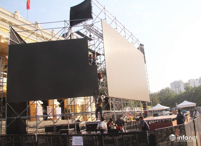 Cận cảnh 3 màn hình khủng trước Nhà hát Lớn Hà Nội phục vụ trận khán giả xem bóng - Ảnh 4.
