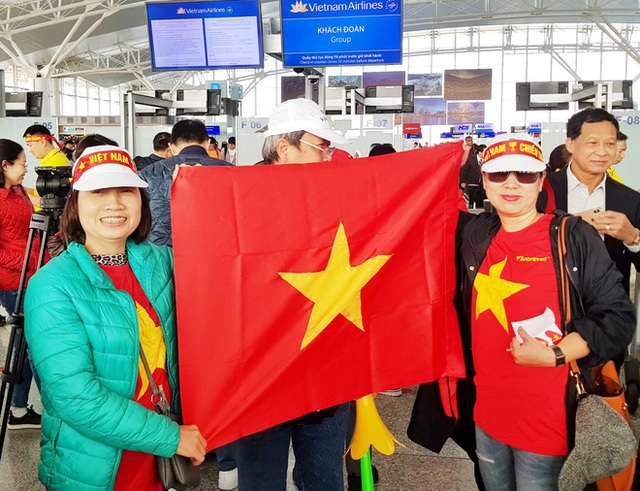  Hàng trăm cổ động viên nhuộm đỏ sân bay Nội Bài cổ vũ đội tuyển U22 Việt Nam - Ảnh 5.