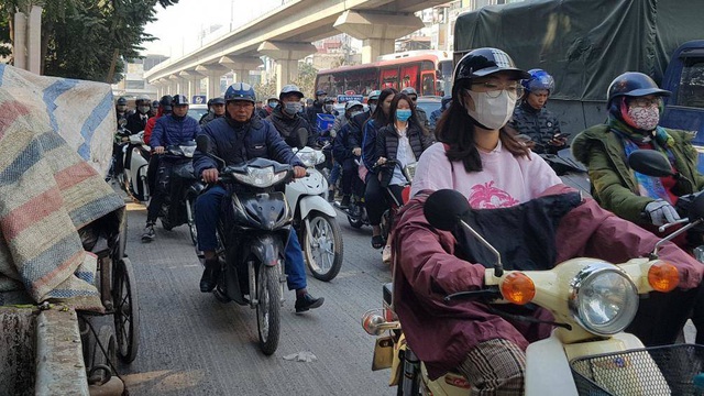  Chùm ảnh: Chôn chân trong giá rét trên đường Nguyễn Trãi do ùn tắc  - Ảnh 9.