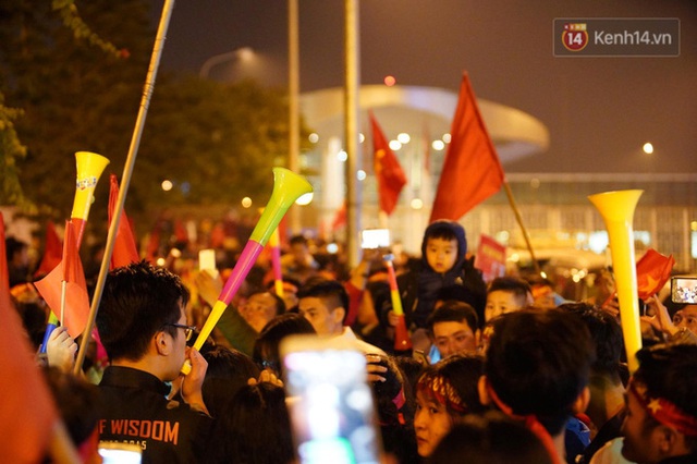 Đoàn thể thao Việt Nam ca khúc khải hoàn: Người dân đứng chật kín hai bên đường, hò reo chào đón các người hùng! - Ảnh 9.