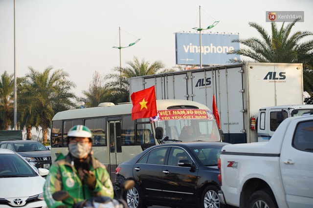 CĐV đổ dồn đi đón đoàn thể thao Việt Nam tham sự SEA Games trở về, đường vào sân bay Nội Bài ùn tắc - Ảnh 12.
