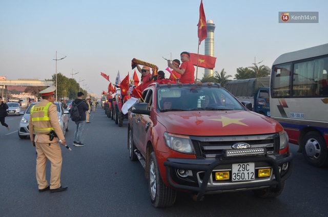 CĐV đổ dồn đi đón đoàn thể thao Việt Nam tham sự SEA Games trở về, đường vào sân bay Nội Bài ùn tắc - Ảnh 14.