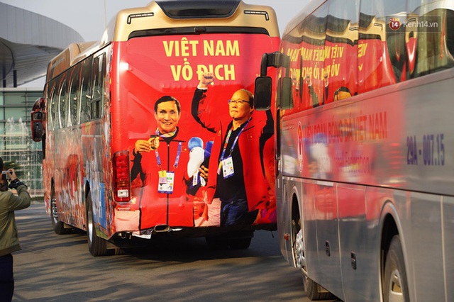 CĐV đổ dồn đi đón đoàn thể thao Việt Nam tham sự SEA Games trở về, đường vào sân bay Nội Bài ùn tắc - Ảnh 23.