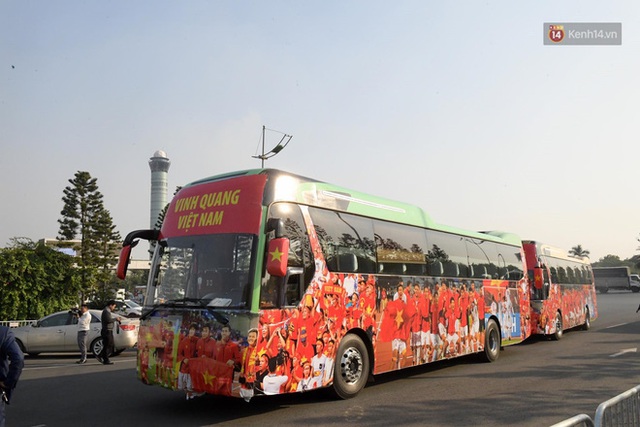 CĐV đổ dồn đi đón đoàn thể thao Việt Nam tham sự SEA Games trở về, đường vào sân bay Nội Bài ùn tắc - Ảnh 26.