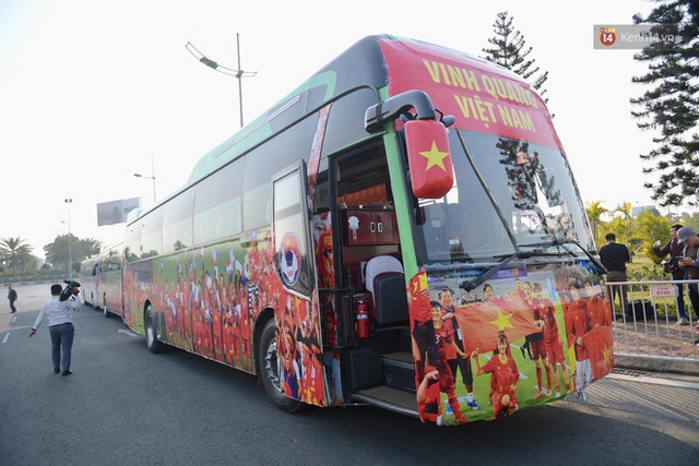 CĐV đổ dồn đi đón đoàn thể thao Việt Nam tham sự SEA Games trở về, đường vào sân bay Nội Bài ùn tắc - Ảnh 27.