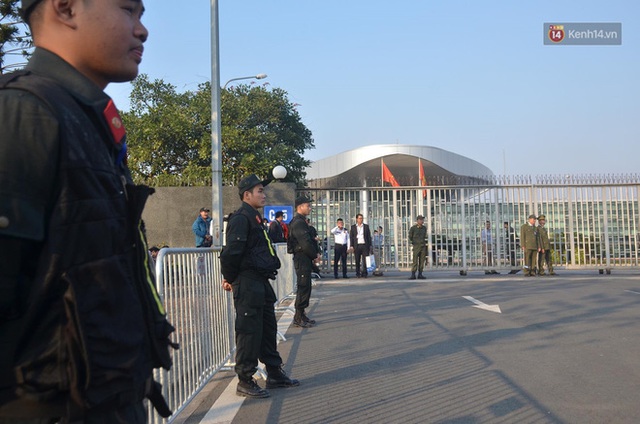 CĐV đổ dồn đi đón đoàn thể thao Việt Nam tham sự SEA Games trở về, đường vào sân bay Nội Bài ùn tắc - Ảnh 30.
