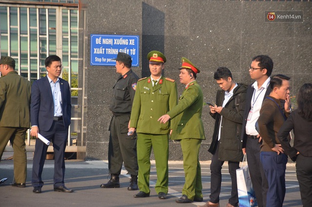 CĐV đổ dồn đi đón đoàn thể thao Việt Nam tham sự SEA Games trở về, đường vào sân bay Nội Bài ùn tắc - Ảnh 31.