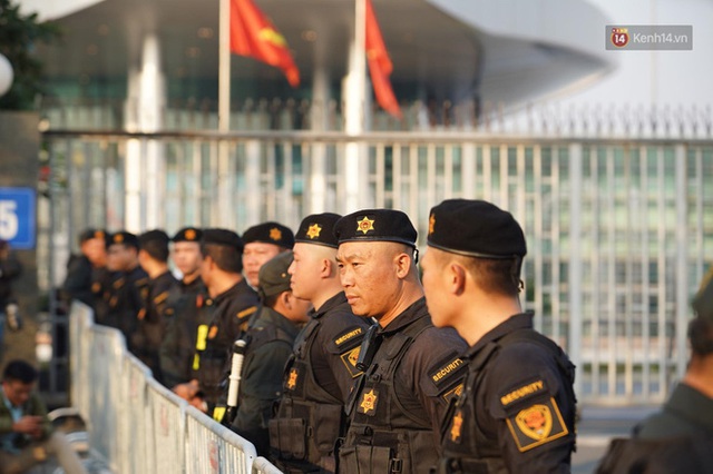 CĐV đổ dồn đi đón đoàn thể thao Việt Nam tham sự SEA Games trở về, đường vào sân bay Nội Bài ùn tắc - Ảnh 34.