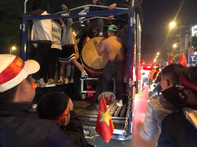  CĐV dùng xe tải chở trống khắp phố Hà Nội gõ mừng cúp vô địch của U22 Việt Nam - Ảnh 5.