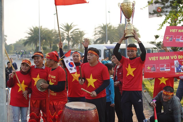 CĐV đổ dồn đi đón đoàn thể thao Việt Nam tham sự SEA Games trở về, đường vào sân bay Nội Bài ùn tắc - Ảnh 35.