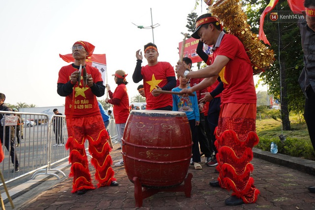 CĐV đổ dồn đi đón đoàn thể thao Việt Nam tham sự SEA Games trở về, đường vào sân bay Nội Bài ùn tắc - Ảnh 37.