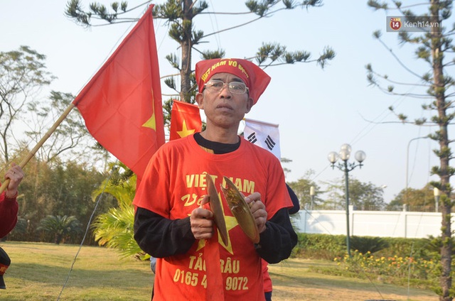 CĐV đổ dồn đi đón đoàn thể thao Việt Nam tham sự SEA Games trở về, đường vào sân bay Nội Bài ùn tắc - Ảnh 38.