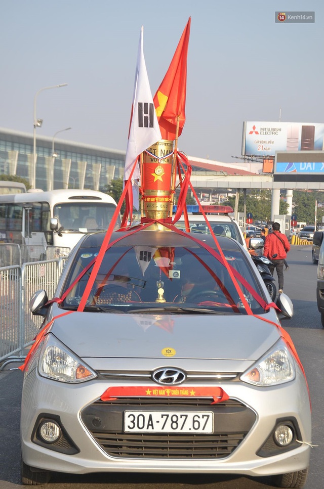 CĐV đổ dồn đi đón đoàn thể thao Việt Nam tham sự SEA Games trở về, đường vào sân bay Nội Bài ùn tắc - Ảnh 39.