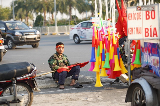CĐV đổ dồn đi đón đoàn thể thao Việt Nam tham sự SEA Games trở về, đường vào sân bay Nội Bài ùn tắc - Ảnh 40.