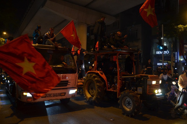  CĐV dùng xe tải chở trống khắp phố Hà Nội gõ mừng cúp vô địch của U22 Việt Nam - Ảnh 10.