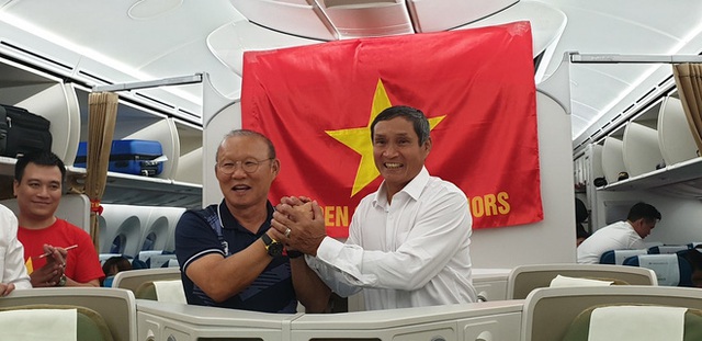 CĐV đổ dồn đi đón đoàn thể thao Việt Nam tham sự SEA Games trở về, đường vào sân bay Nội Bài ùn tắc - Ảnh 8.