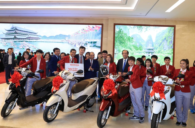 Honda tặng thưởng xe Lead và Winner X cho đội tuyển bóng đá Việt Nam vừa vô địch SEA Games 30 - Ảnh 1.