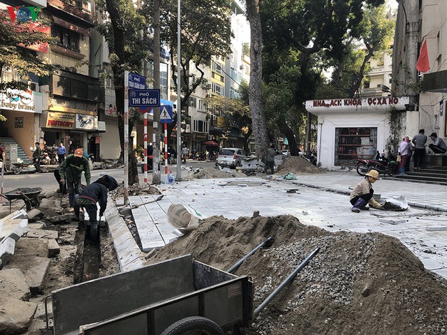 Cuối năm, Hà Nội lại đào đường lát đá vỉa hè, phố phường bụi mù mịt - Ảnh 2. Cuối năm, Hà Nội lại đào đường lát đá vỉa hè, phố phường bụi mù mịt - Ảnh 2.