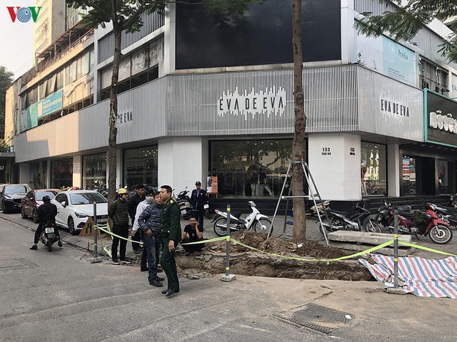 Cuối năm, Hà Nội lại đào đường lát đá vỉa hè, phố phường bụi mù mịt - Ảnh 12. Cuối năm, Hà Nội lại đào đường lát đá vỉa hè, phố phường bụi mù mịt - Ảnh 12.