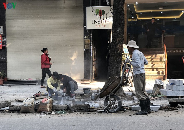Cuối năm, Hà Nội lại đào đường lát đá vỉa hè, phố phường bụi mù mịt - Ảnh 7. Cuối năm, Hà Nội lại đào đường lát đá vỉa hè, phố phường bụi mù mịt - Ảnh 7.
