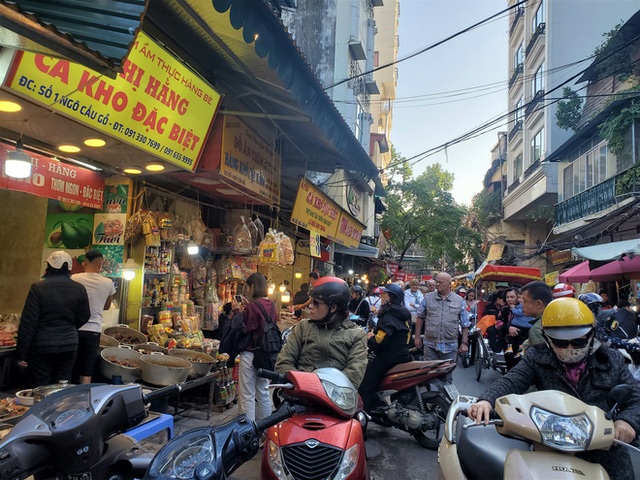 Khu chợ độc nhất Hà Nội: Mở vài tiếng bán hàng trăm cân cá kho, trời lạnh càng hút khách - Ảnh 2.