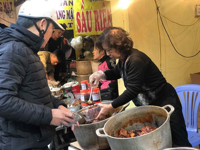 Khu chợ độc nhất Hà Nội: Mở vài tiếng bán hàng trăm cân cá kho, trời lạnh càng hút khách - Ảnh 12.