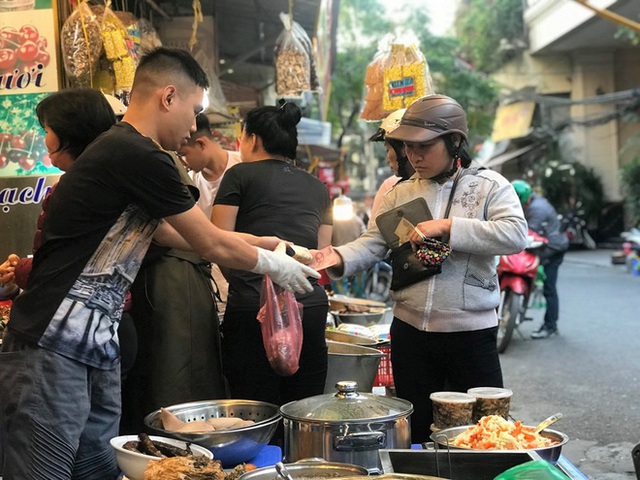 Khu chợ độc nhất Hà Nội: Mở vài tiếng bán hàng trăm cân cá kho, trời lạnh càng hút khách - Ảnh 4.