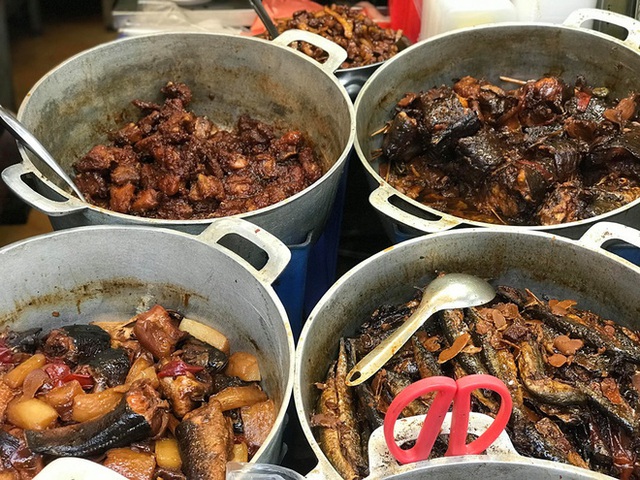 Khu chợ độc nhất Hà Nội: Mở vài tiếng bán hàng trăm cân cá kho, trời lạnh càng hút khách - Ảnh 8.