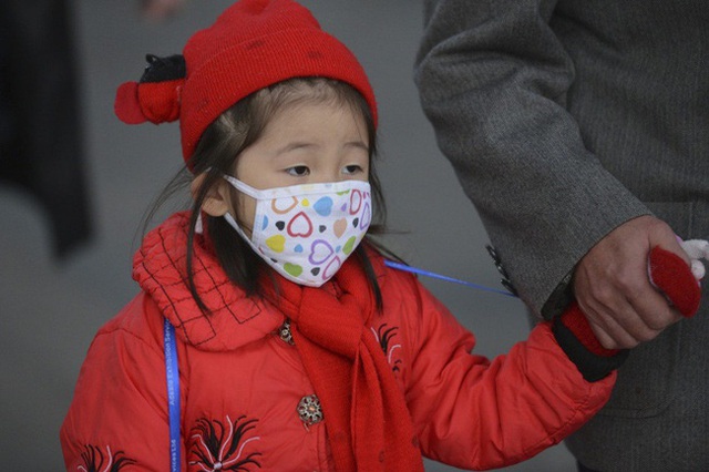 Ô nhiễm không khí trầm trọng, phụ huynh yêu cầu lắp máy lọc không khí trong lớp học để bảo vệ sức khỏe học sinh - Ảnh 1.