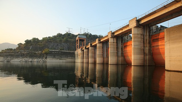 Hồ chứa cạn nhất 30 năm qua, Thủy điện Hòa Bình thấp thỏm chờ nước - Ảnh 3.