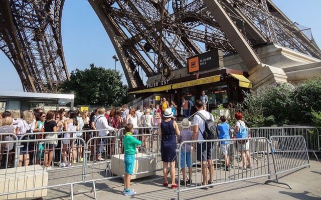 Tháp Eiffel đóng cửa do nhân viên đình công - Ảnh 1.