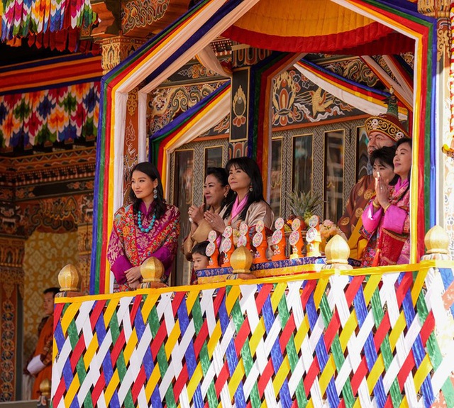 Hoàng hậu vạn người mê Bhutan thông báo tin vui khiến dân chúng vỡ òa hạnh phúc, dù mang thai lần 2 vẫn thần thái hơn người - Ảnh 4.