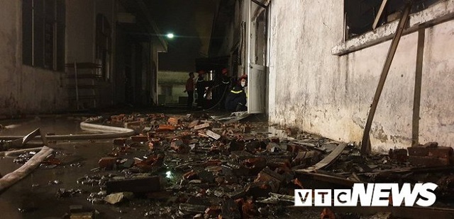 Ảnh: Hàng trăm cảnh sát PCCC căng mình trong đêm dập đám cháy kho chứa đế giày ở Hải Phòng - Ảnh 12.